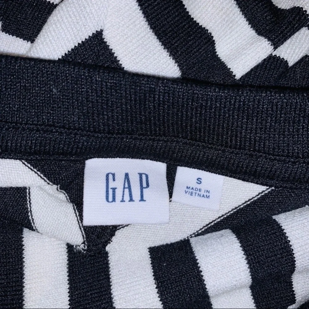 EUC GAP Chevron Striped Sleeveless Sweater Top